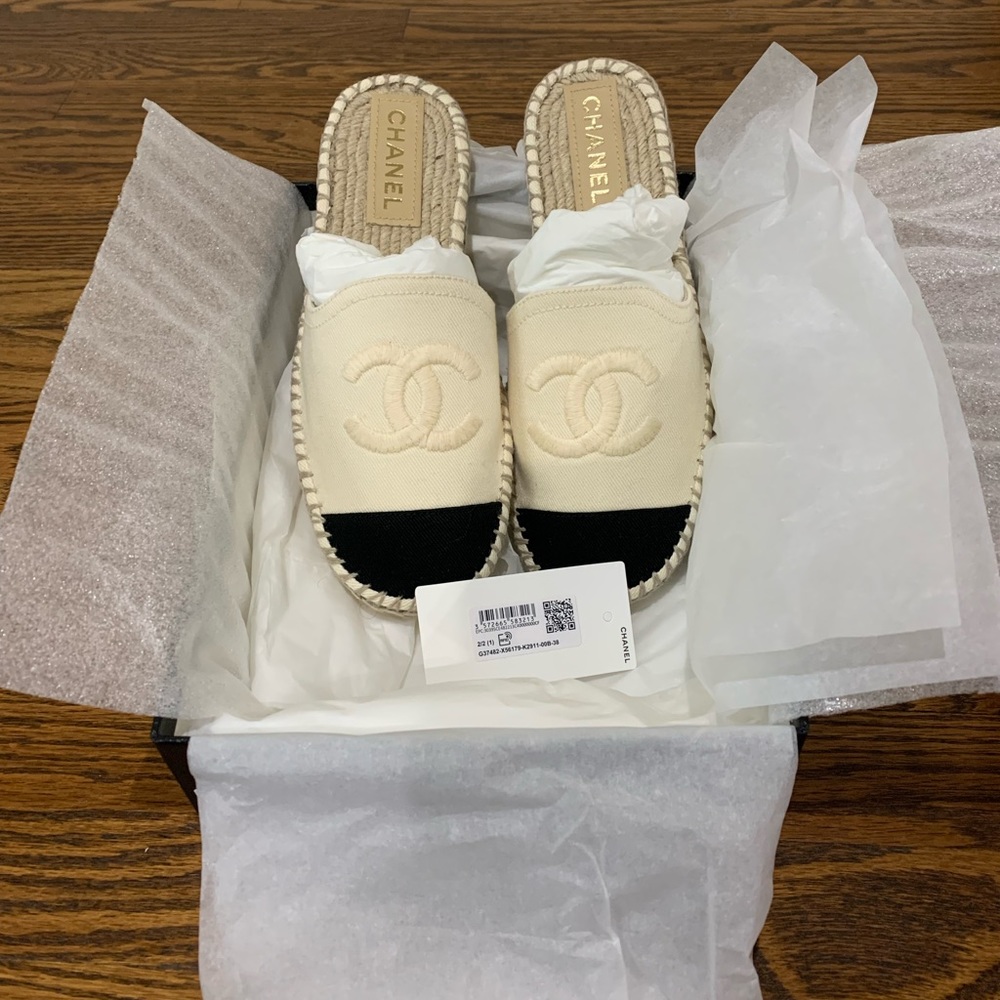 BNWT Chanel black/white espadrille. 38.